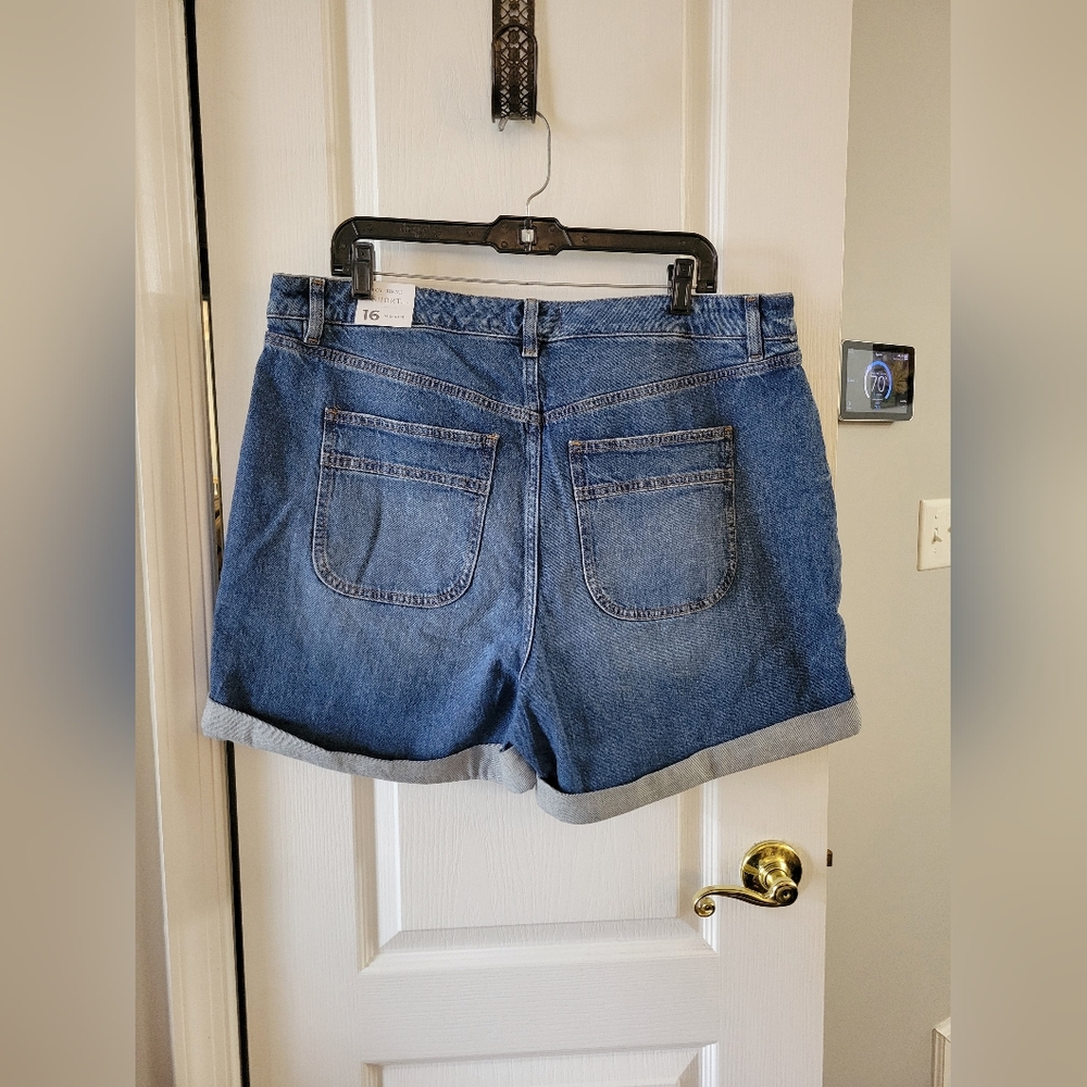 NWT Lane Bryant Size 16 Mid Rise Boyfriend Jean Shorts Medium Wash Cuffed Denim - Picture 4 of 13